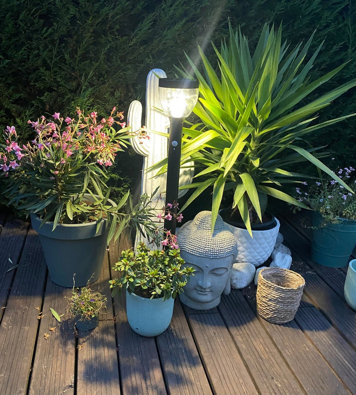 Borne solaire noire LUNA - Détecteur de mouvements - 3 modes d'éclairages de 75 à 600 lumens - Lumihome