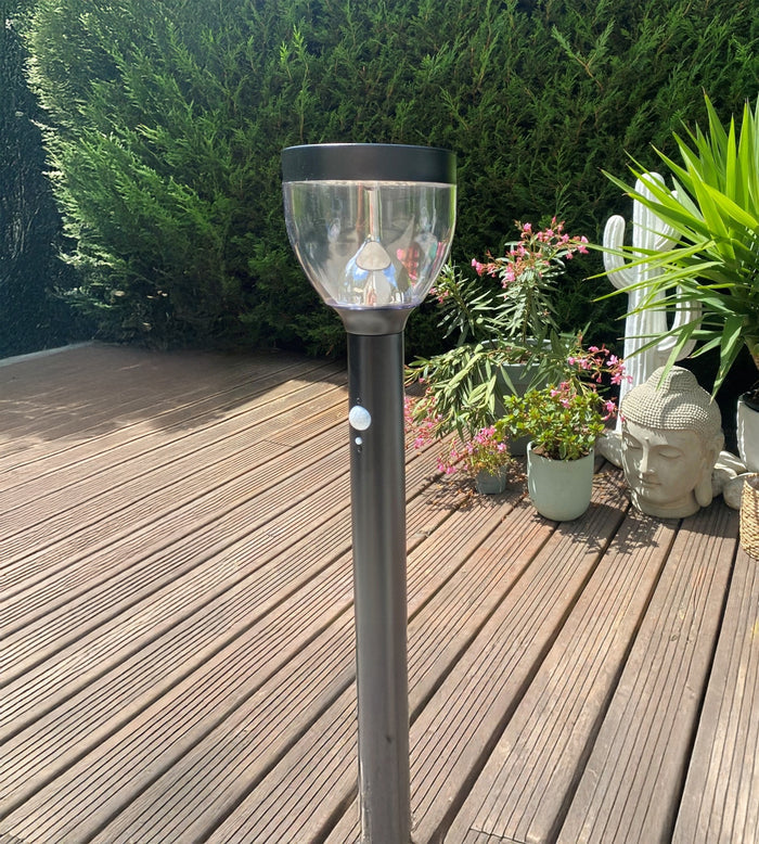 Borne extérieure LED solaire LUNA, Noire, avec détecteur - 3 modes d'éclairages de 75 à 600 lumens