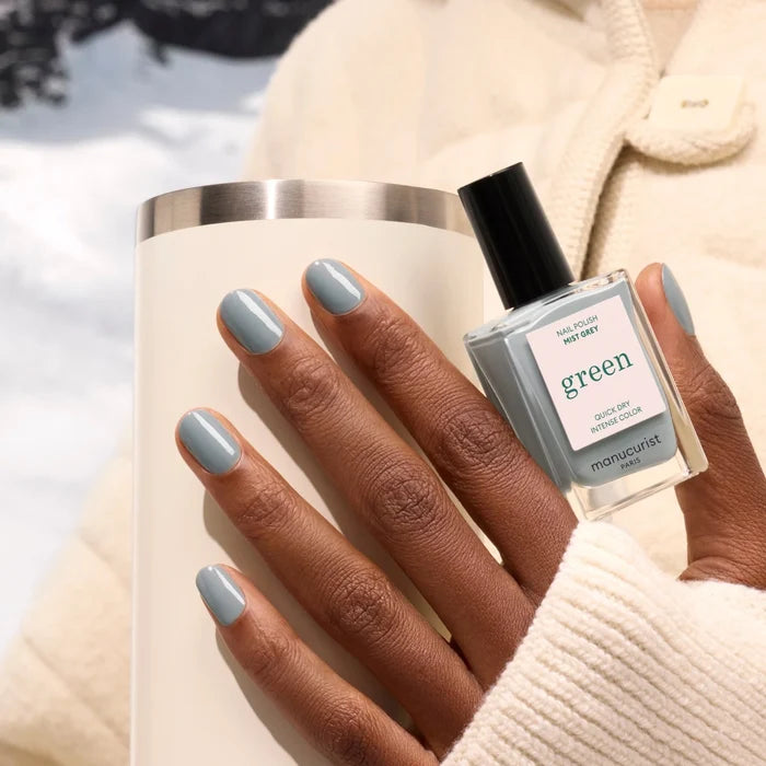 Manucurist-Green - Mist Grey-Makeup-2026-AFTERSKI-BAO_SITE-LIFESTYLE-MIST-GREY-FLACON-GREEN-AWA-1800x1800-The Detox Market |