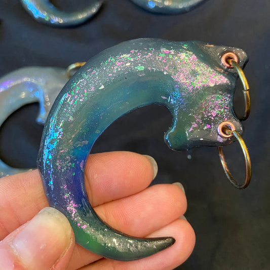 IRIDESCENT FLAKE HEAT CHANGE CLAW PENDANT