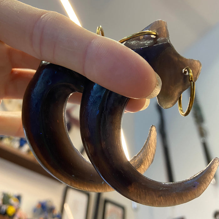 TRANSLUSCENT IRIDESCENT CLAW PENDANT (DARK)
