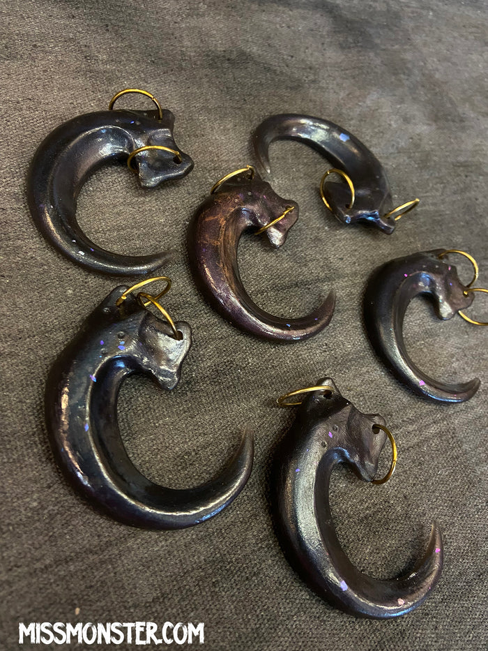 TRANSLUSCENT IRIDESCENT CLAW PENDANT (DARK)